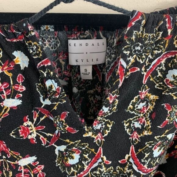 Kendall & Kylie Off Shoulder Black Floral Crop S (G1) - Picture 6 of 13